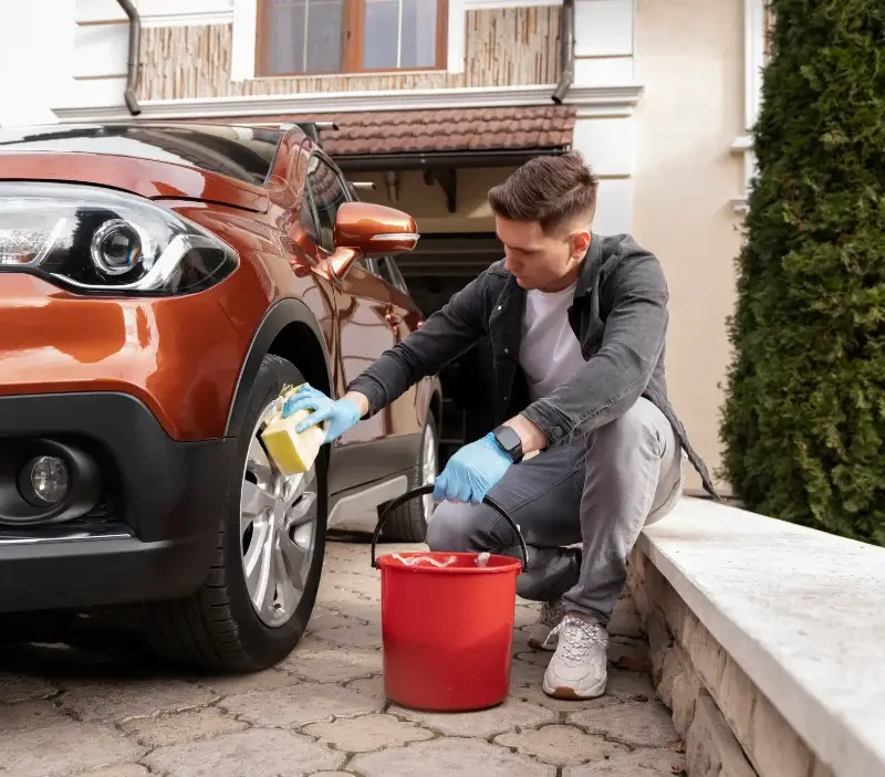 Lavage auto à domicile Saint-Lin : professionnel intervenant sur un véhicule